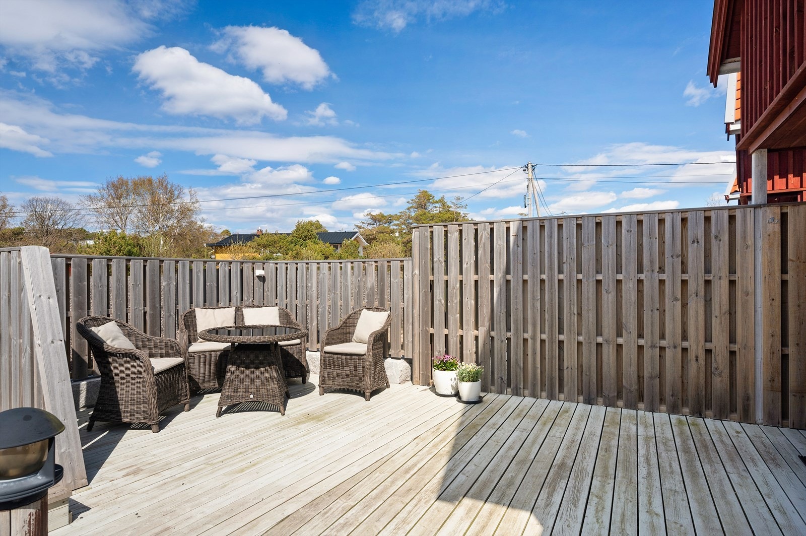 Stor skjermet terrasse på vestsiden. Uteplassen ved inngangspartiet er etablert på sameiets fellesareal og er ikke ansøkt. Galleribilde