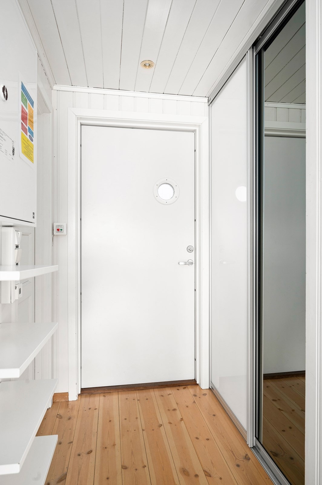 Entré med skyvedørsgarderobe Galleribilde