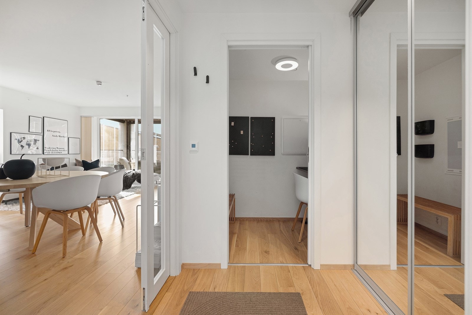 Fra entreen er det videre adkomst til kontoret og den åpne kjøkken- og stueløsningen Galleribilde