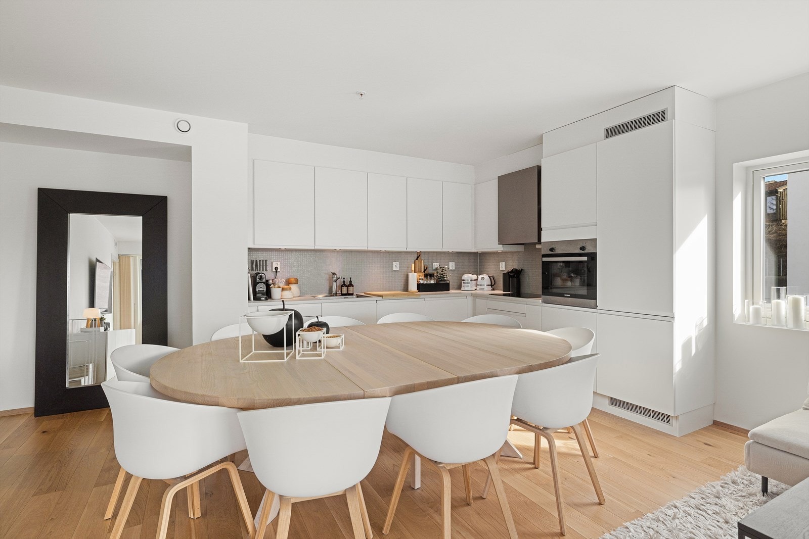 Åpen og sosial kjøkken- og spisestueløsning med god plass til familie og venner Galleribilde