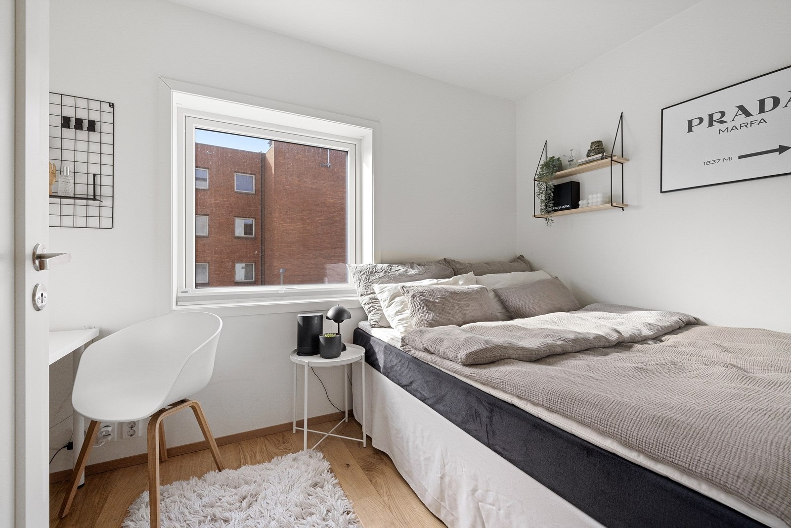 Soverom 2 ligger i dag med adkomst fra mellomgangen. Rommet kan eksempelvis benyttes som barnerom, gjesterom eller kontor Galleribilde