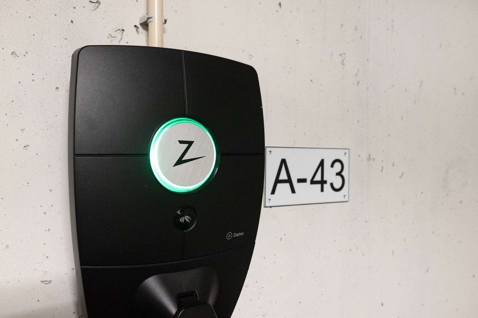 El-billader fra Zaptec er montert. Strømmåleren skal avleses ved årsskiftet for fakturering av medgått strømforbruk Galleribilde