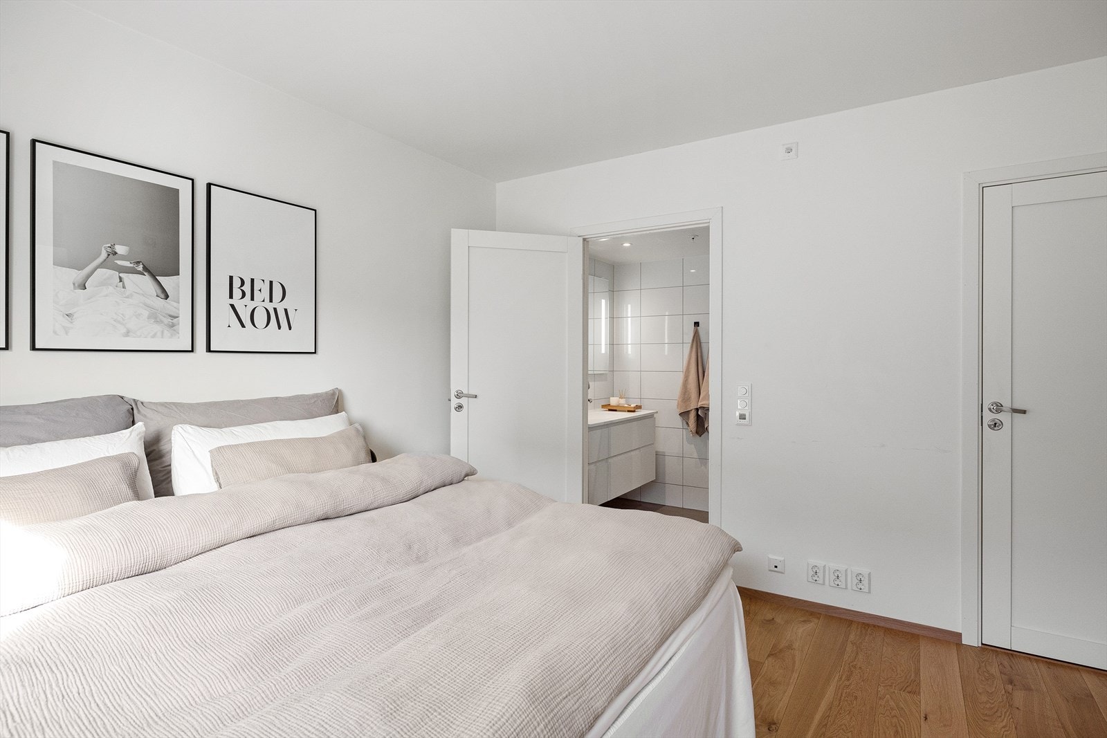 Fra hovedsoverommet er det adkomst til eget bad samt et walk-in-closet/bod Galleribilde