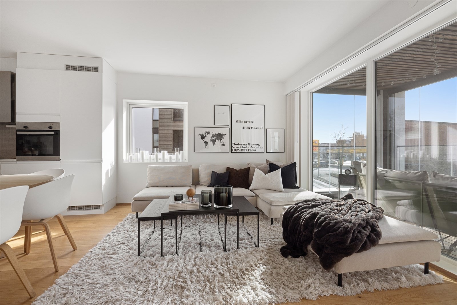 De store vindusflatene som nesten strekker seg fra tak til gulv, slipper inn rikelig med naturlig lys og skaper en hyggelig atmosfære. Da dette er en hjørneleilighet, medfører dette flere flater med vinduer som igjen fører til mye lysinnslipp. Det er gode Galleribilde