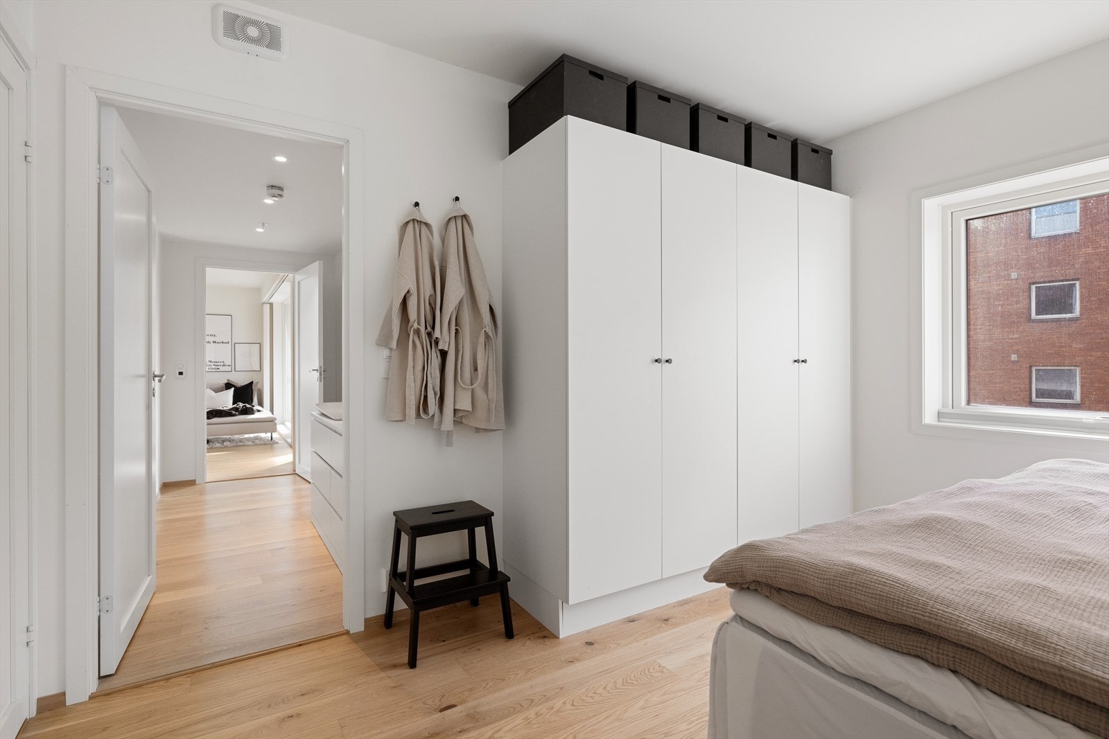 Boden ligger innenfor hovedsoverommet og benyttes i dag til ekstra oppbevaringsplass Galleribilde