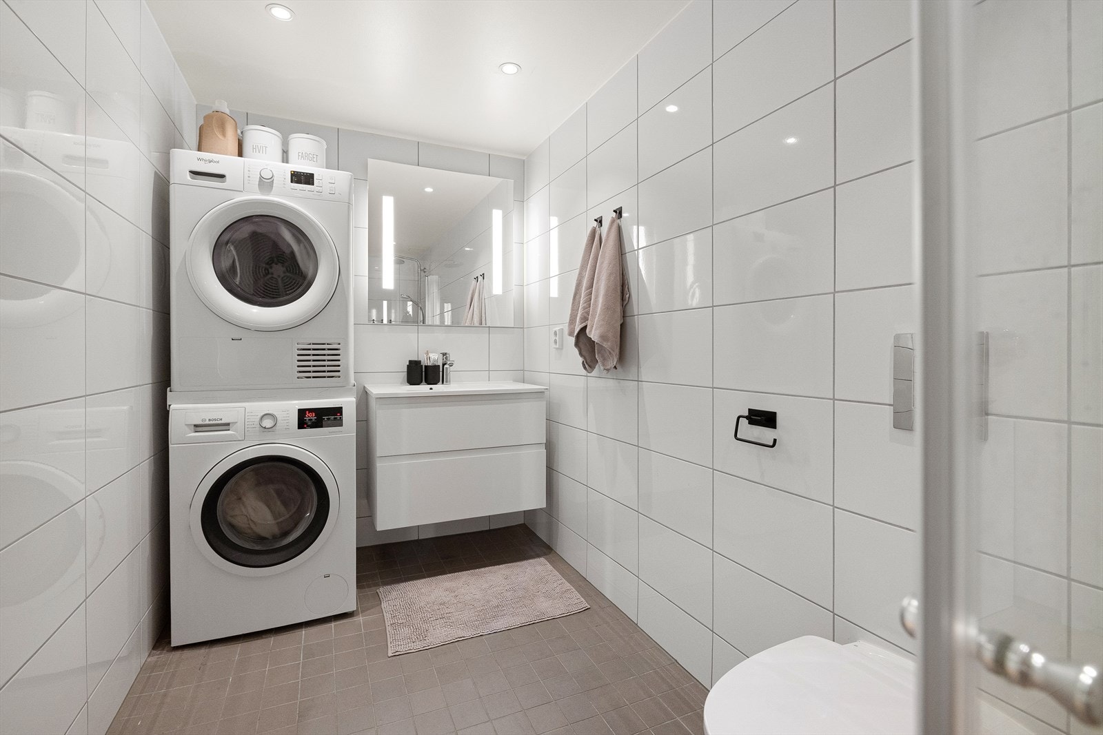 Flislagt baderom med downlights i tak med dimmerfunksjon. Det er varmekabler i gulv som kan justeres på termostat Galleribilde