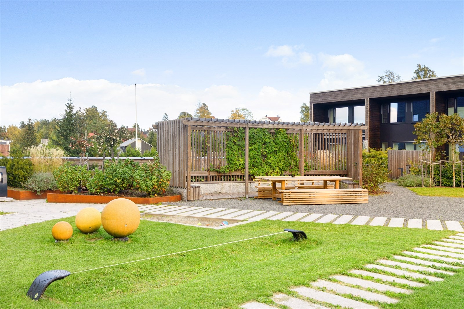 Sameiets fellesarealer er pent opparbeidet i atrium mellom bebyggelsen, med sittegrupper, beplantning, gressplener, lekeplass, gangveier etc. Galleribilde