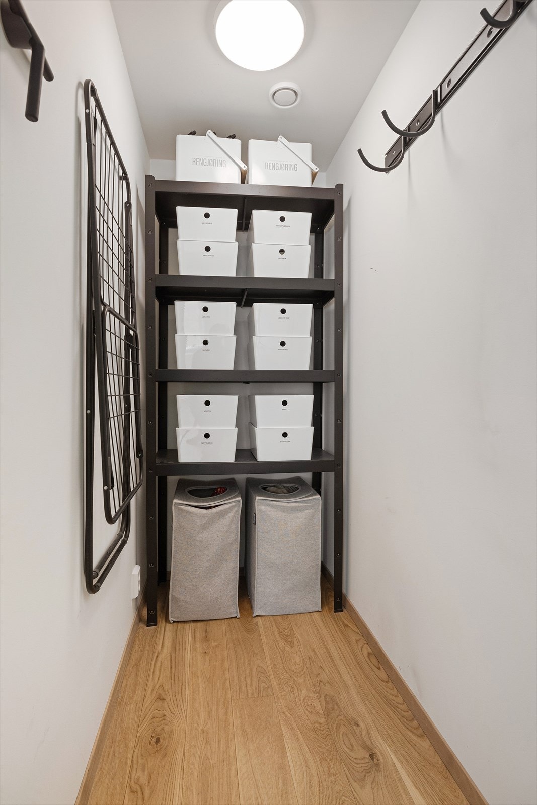 Her er det muligheter for å sette opp innredning til et garderoberom for optimal oppbevaring av klær og sko Galleribilde