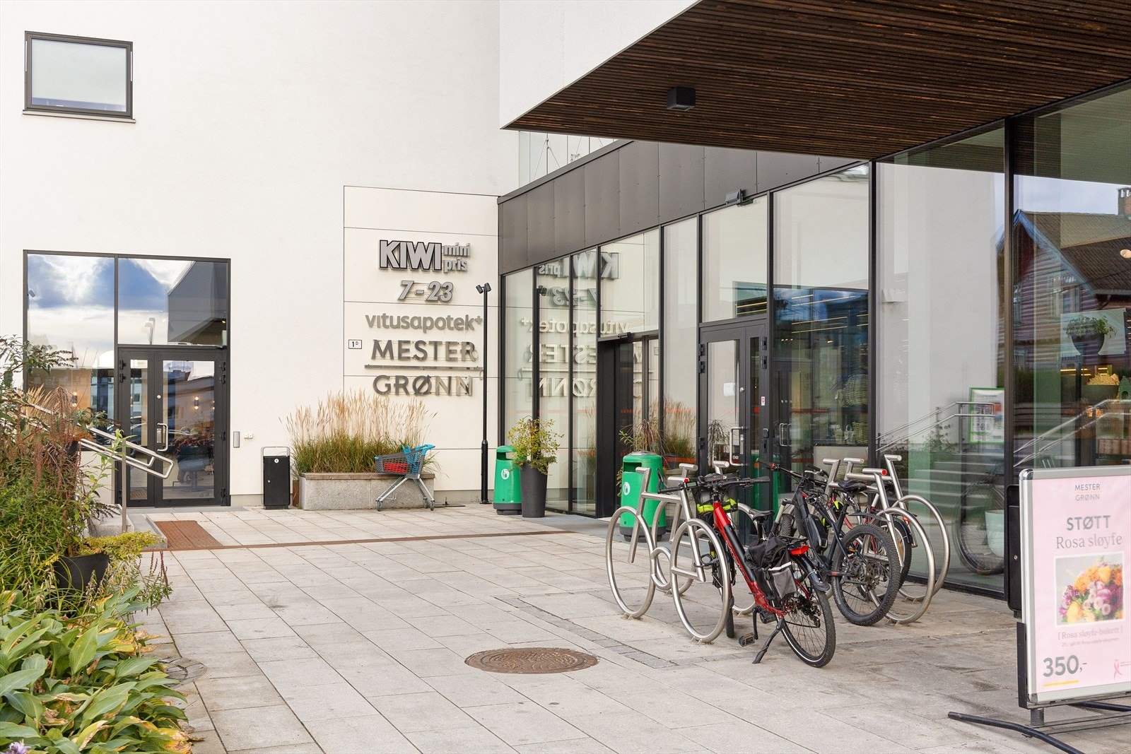 1-86.jpgI første etasje er det næringslokaler med blant annet apotek, blomsterbutikk og KIWI Galleribilde