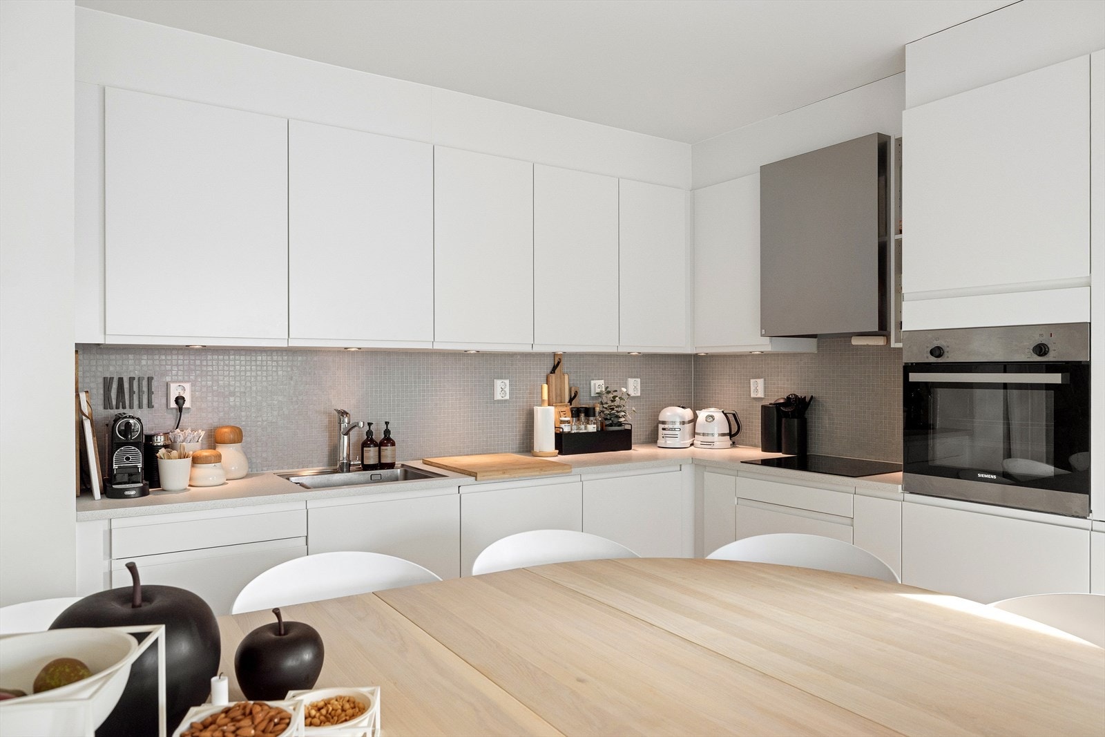 Moderne og nøytralt kjøkken fra HTH med integrerte hvitevarer fra Siemens og Bosch. Innredningen er fra 2021 og har minimalt med slitasje Galleribilde