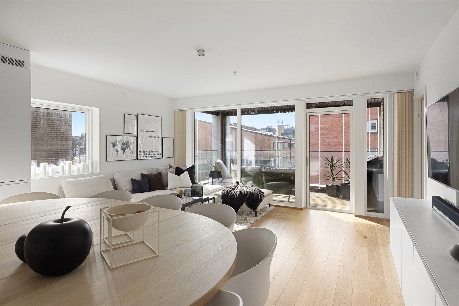 Den åpne kjøkken- og stueløsningen bidrar til å gjøre rommet arealeffektivt og sosialt Galleribilde