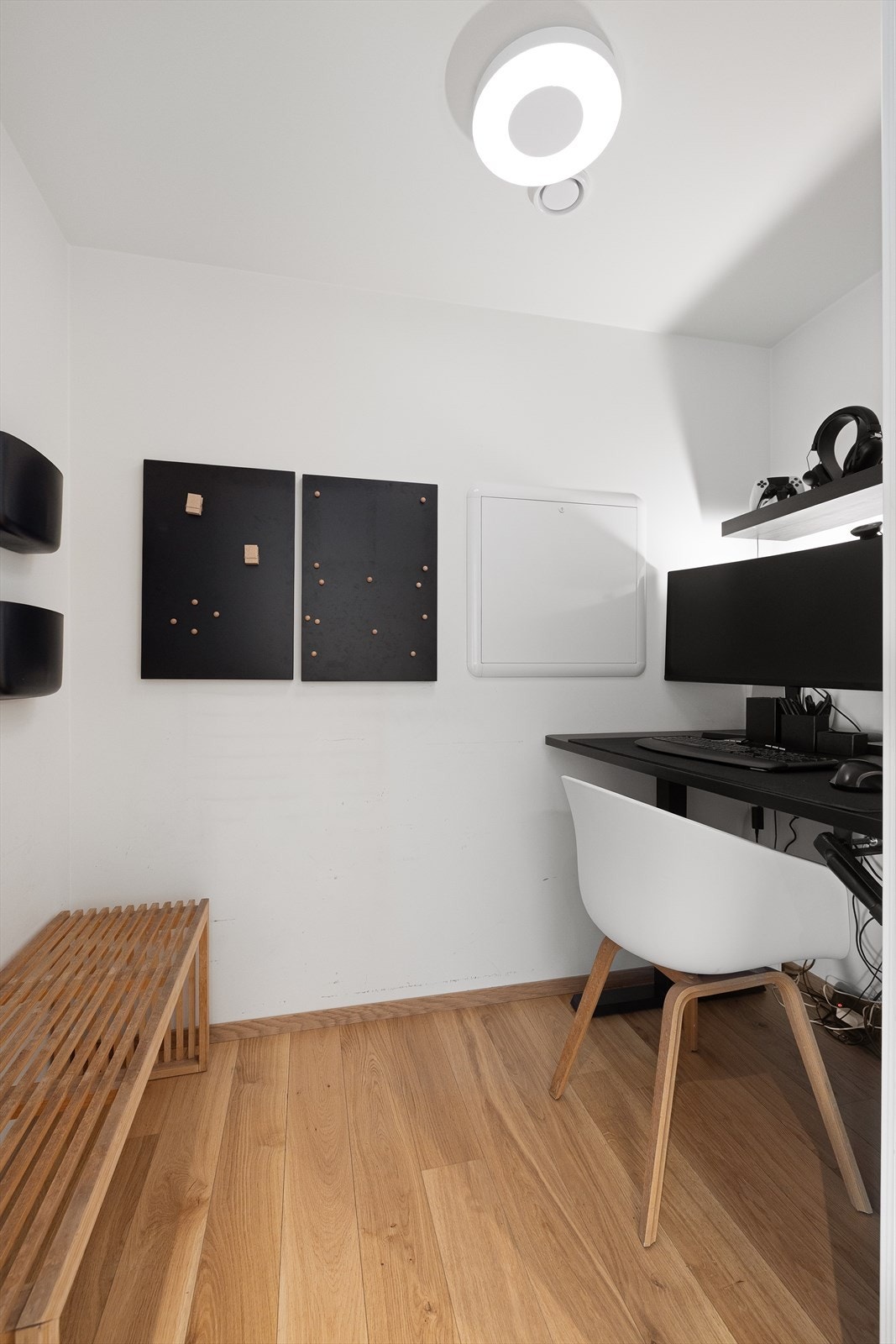 Innenfor entréen er et kontor (byggemeldt som bod) hvor det blant annet er plass til pult, kontorstol og en kommode/benk Galleribilde