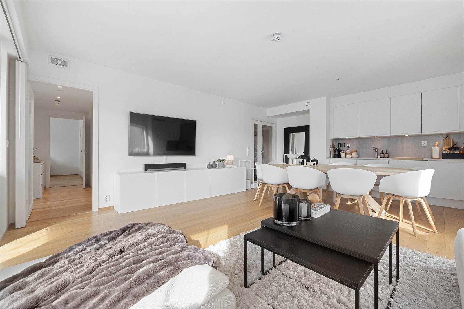 Fra stuen kan man gå inn til en mellomgang som blant annet fører til leilighetens soverom og bad Galleribilde