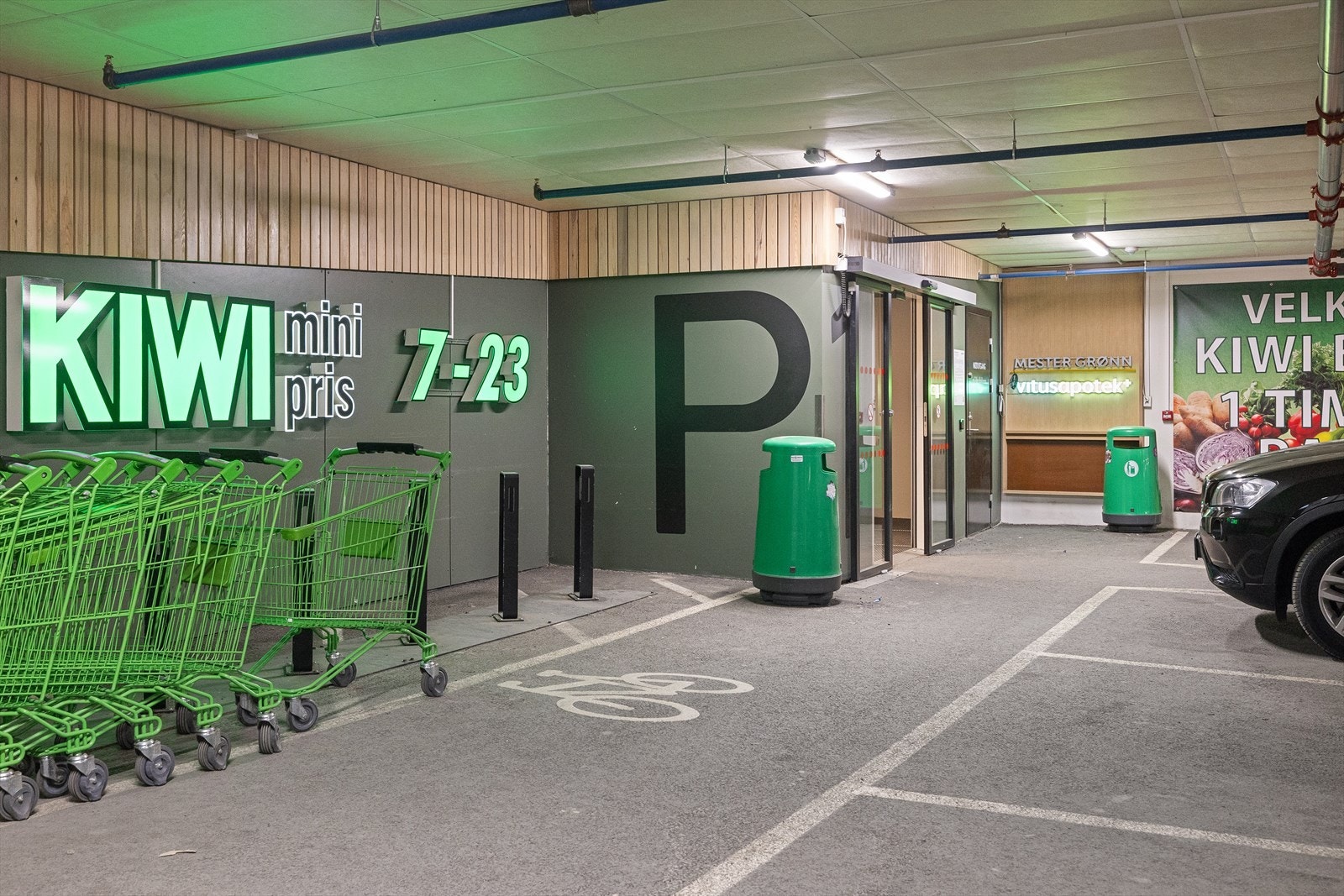 KIWI ligger i byggets underetasje hvor man kan ta heisen direkte ned Galleribilde