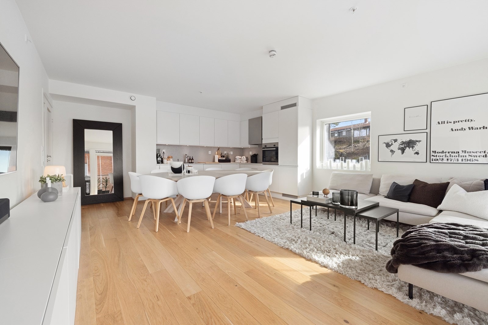 Gulvet er dekket med 1-stavs parkett, vegger er av malte flater, og taket er slettmalt med innfelte spotter Galleribilde