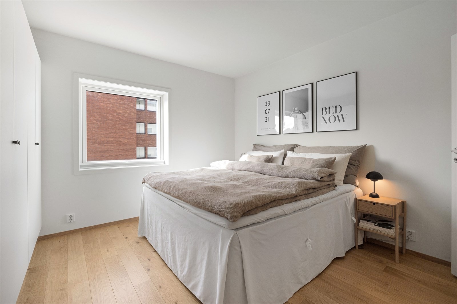 Det er 3-lags isoleringsglass på vinduene, noe som også er gjennomgående i hele leiligheten. Rommet er av god størrelse og har plass til en dobbeltseng, nattbord og en romslig garderobe Galleribilde