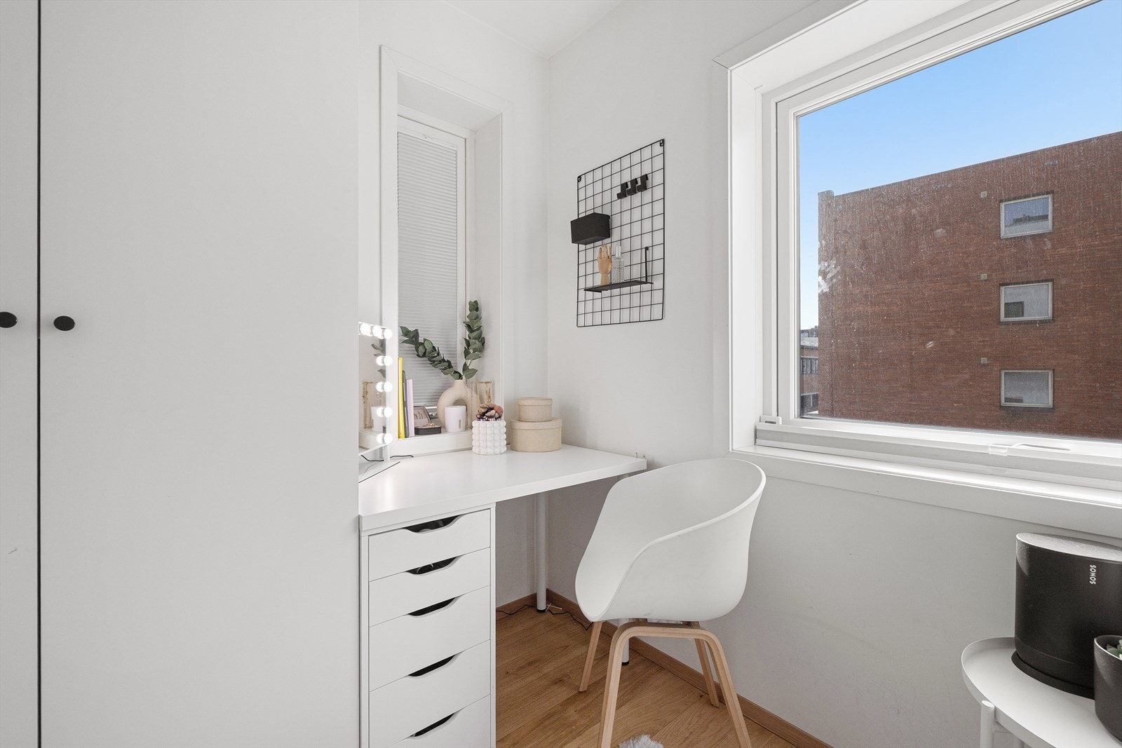 Rommet er i dag innredet med seng, nattbord, skrivepult og garderobeskap Galleribilde