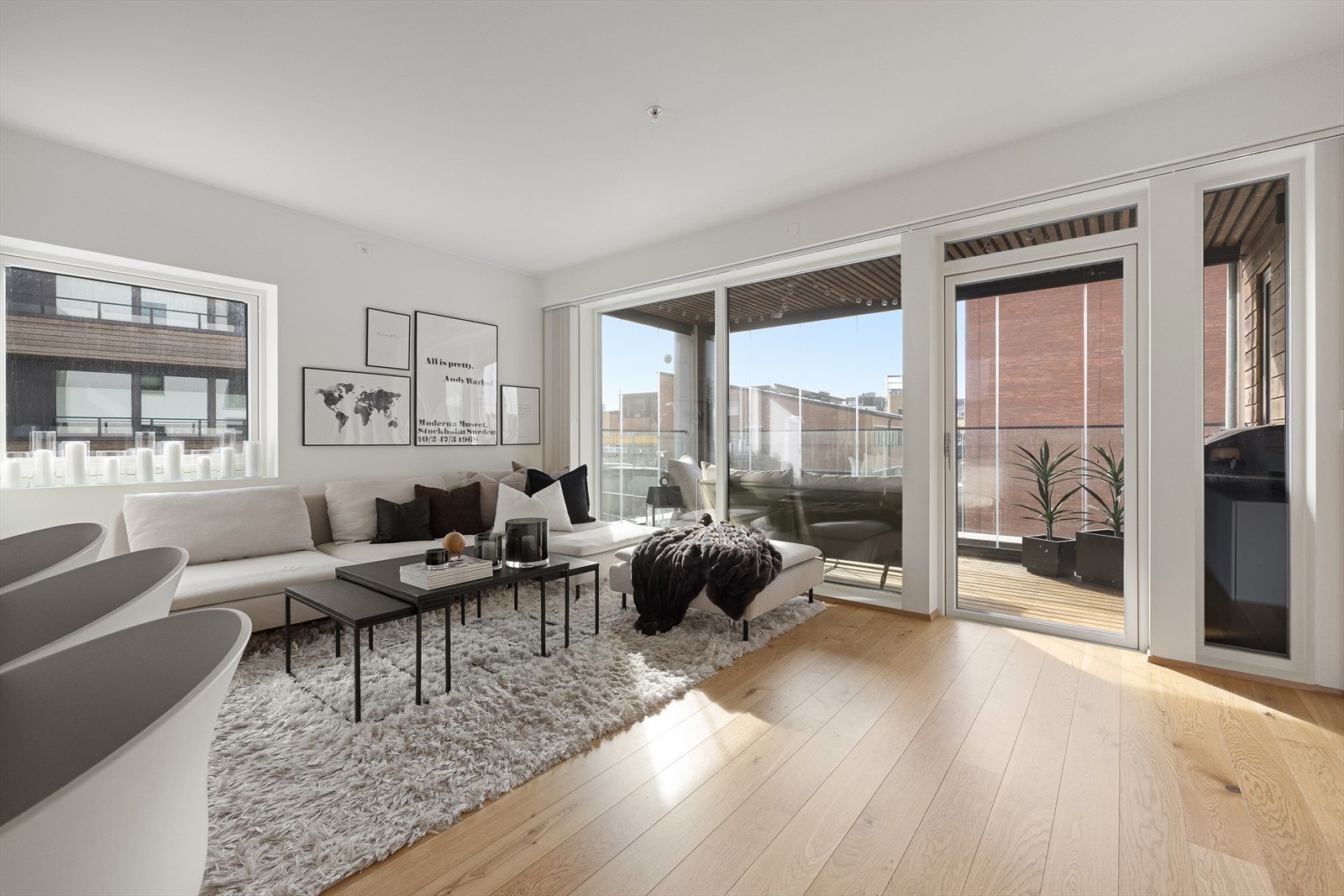 En meget attraktiv og innholdsrik hjørneleilighet beliggende svært sentralt på Bekkestua Galleribilde