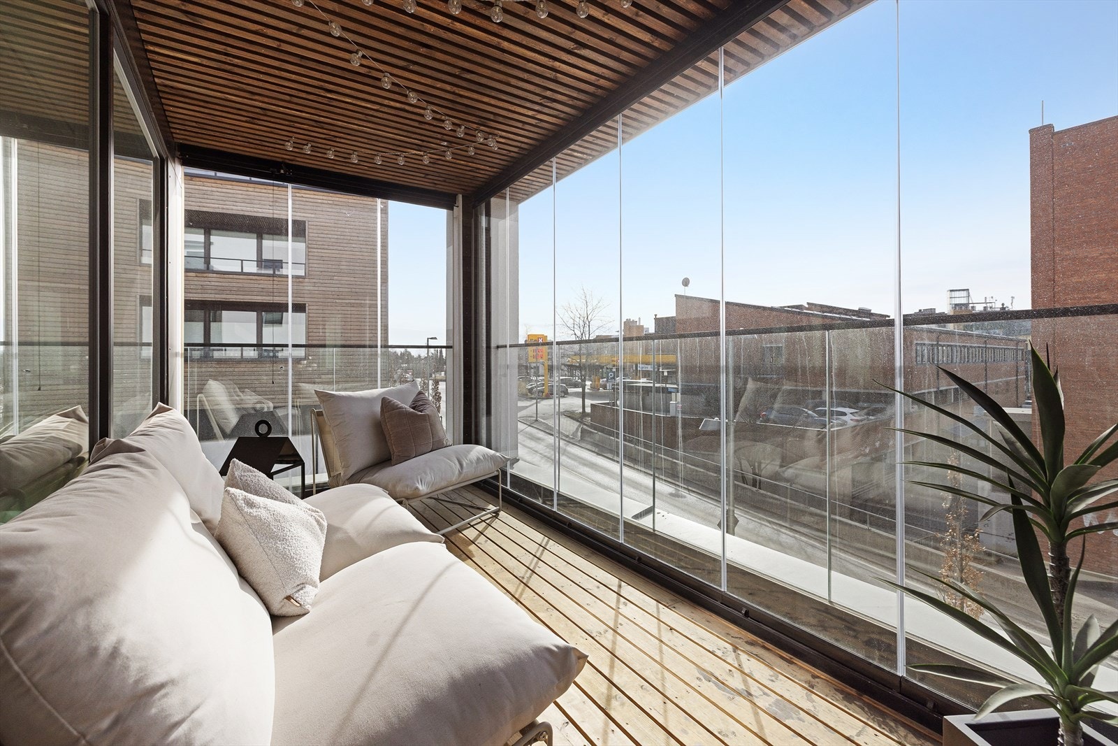 Fra stuen er det utgang til en flott ca 10 kvm innglasset balkong med foldevinduer i 1-lags glass som kan åpnes opp slik at det blir en fullverdig balkong Galleribilde