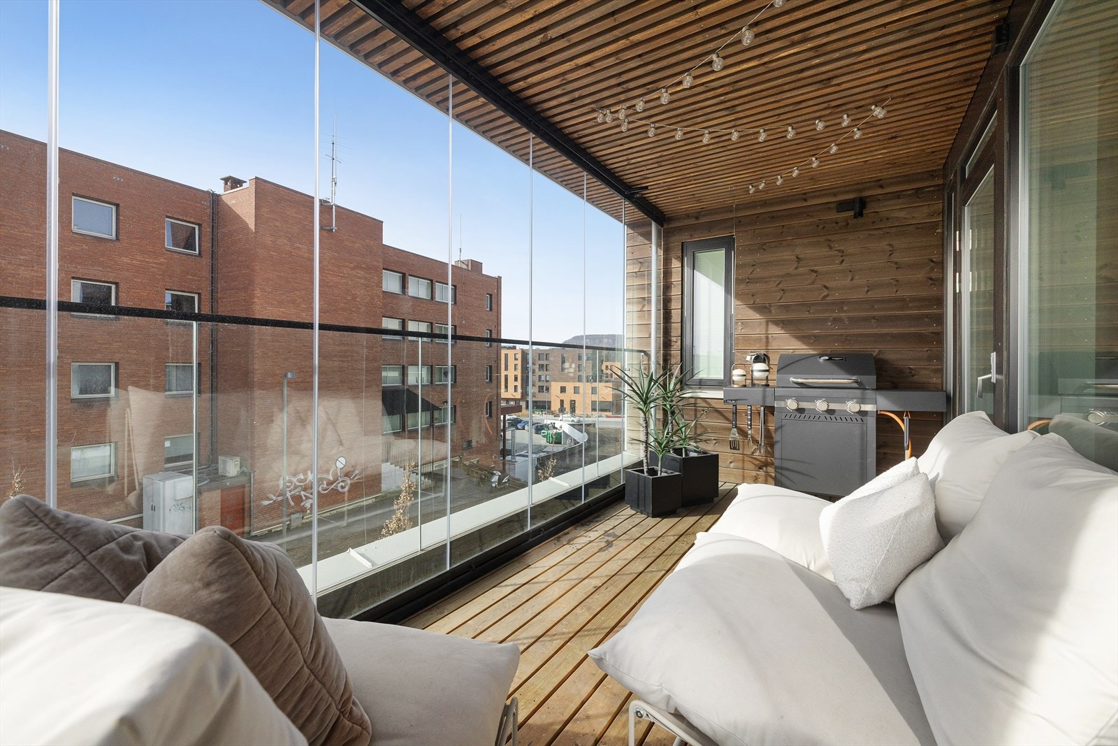 Balkongen har gode innredningsmuligheter og er i dag innredet med en sofa, stol, grill og beplantning. Selger opplyser om svært gode solforhold fra ca. 08.00 til 19.00 midt på sommeren Galleribilde