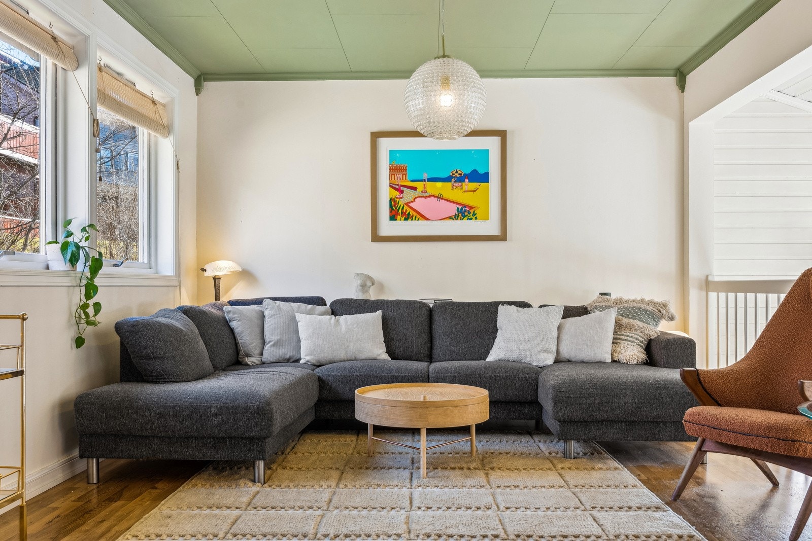 Det er god plass til sofa med tilhørende møblement. Galleribilde