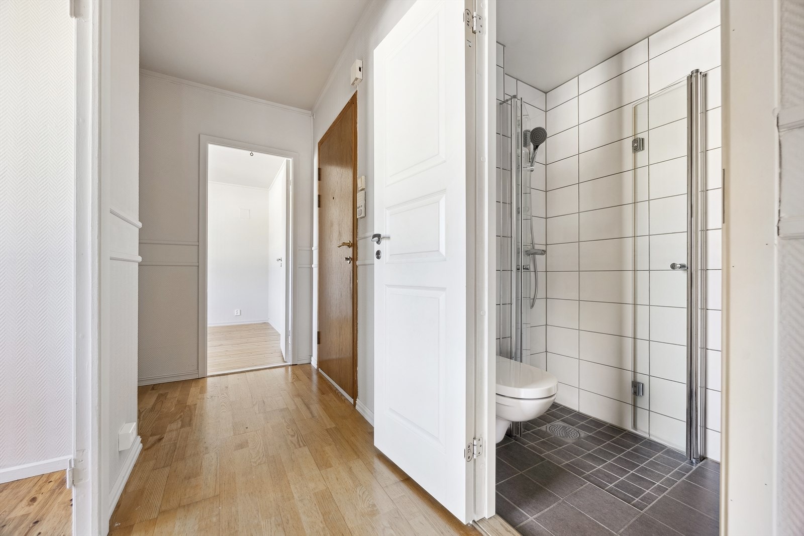 Gang med plass til oppheng for yttertøy. Herfra har du tilgang til kjøkken, stue, soverom og bad. Leiligheten har et pent bad fra 2016, tatt i regi av borettslaget Galleribilde