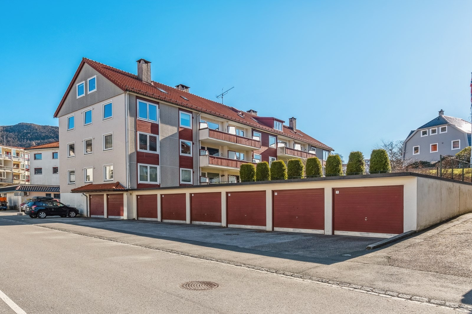 Borettslaget har 13 garasjeplasser som blir tildelt etter ansiennitet Galleribilde