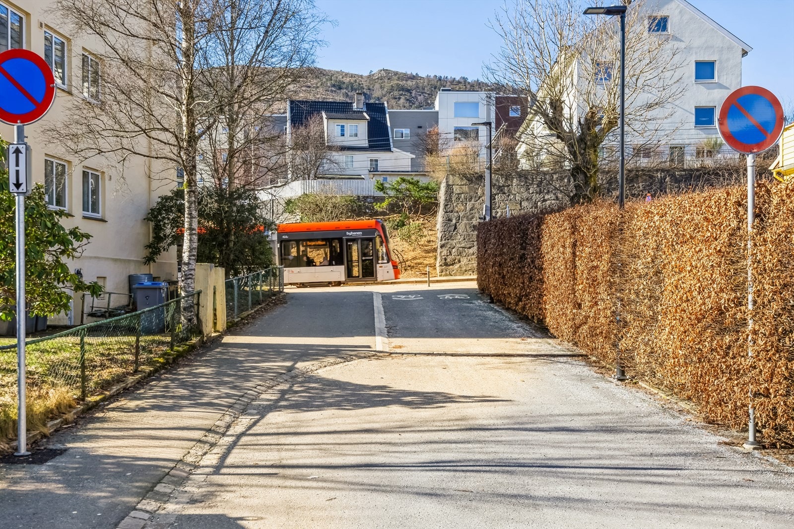 Kun få minutters gange til Bybanestopp, som enkelt tar deg både mot Bergen Sentrum og Flesland Galleribilde