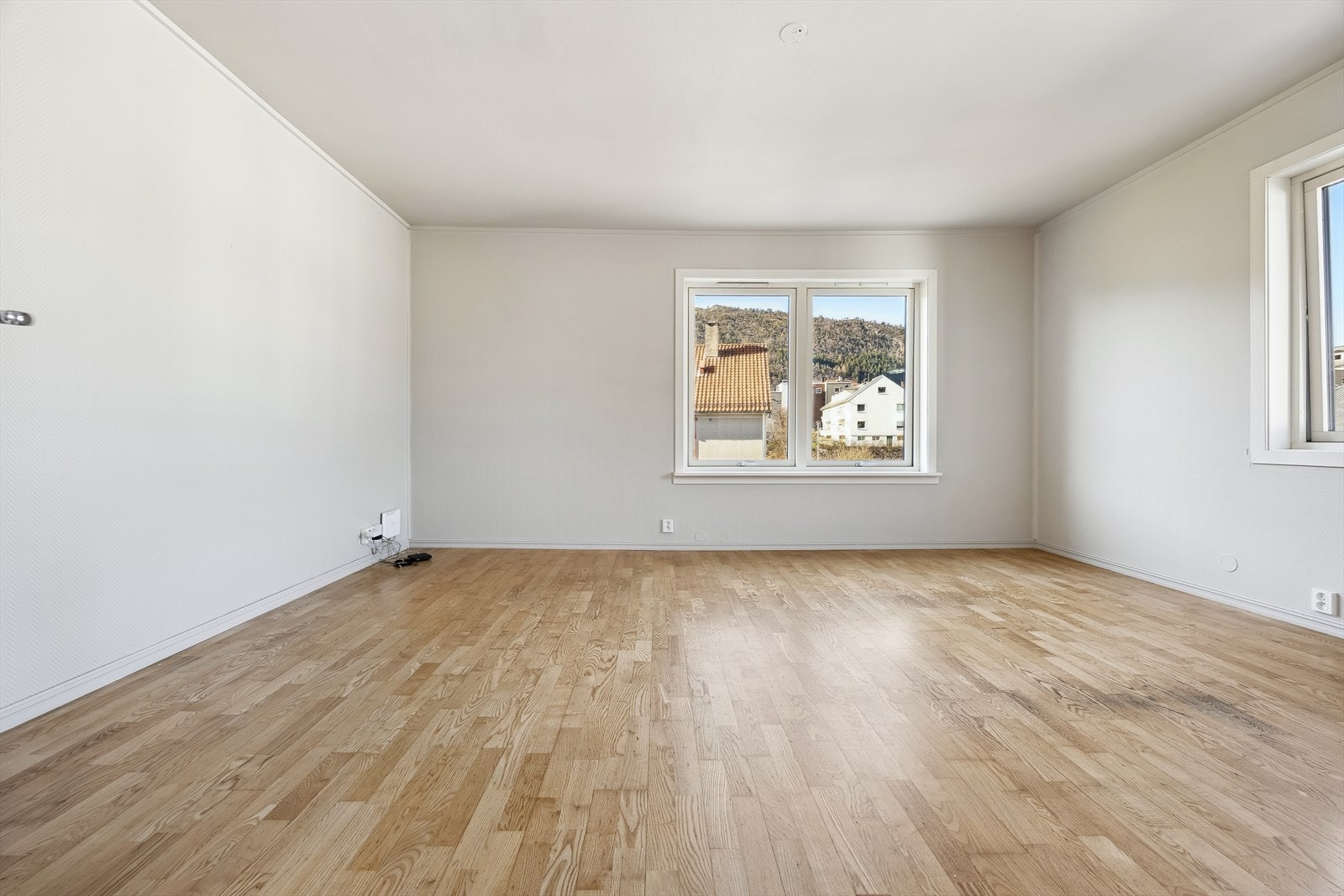 Stor og lys stue på ca. 20,5 m² med plass til både en komfortabel sofagruppe og en hyggelig spiseplass Galleribilde