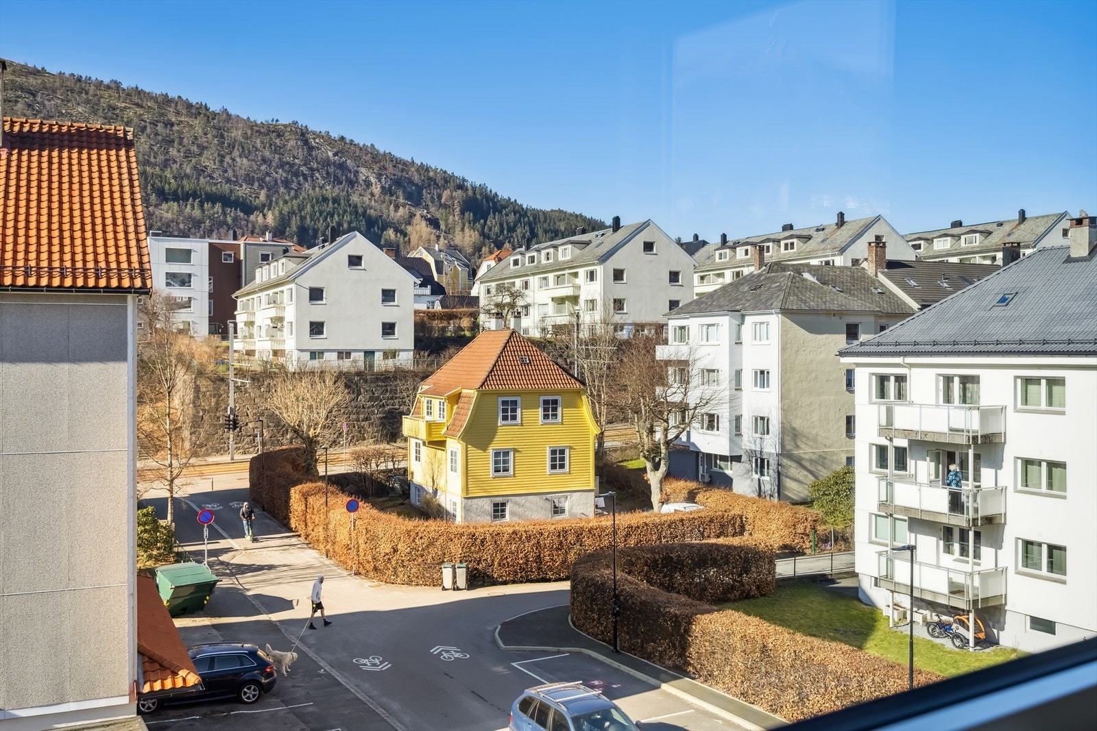De store vinduene slipper inn rikelig med naturlig lys og gir en flott utsikt over nærområdet Galleribilde