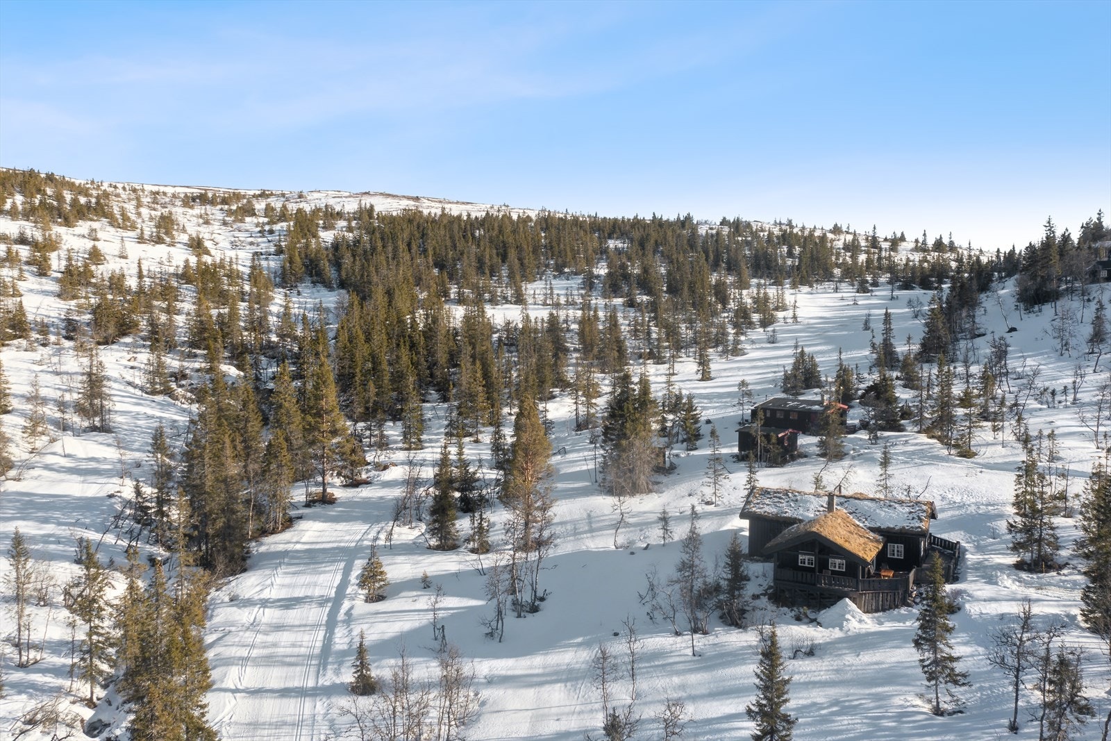 Eiendommen har en fin beliggenhet ved Skareseter. Området byr på naturskjønne omgivelser som på vinterstid forvandles til et eldorado for den skiglade. Galleribilde