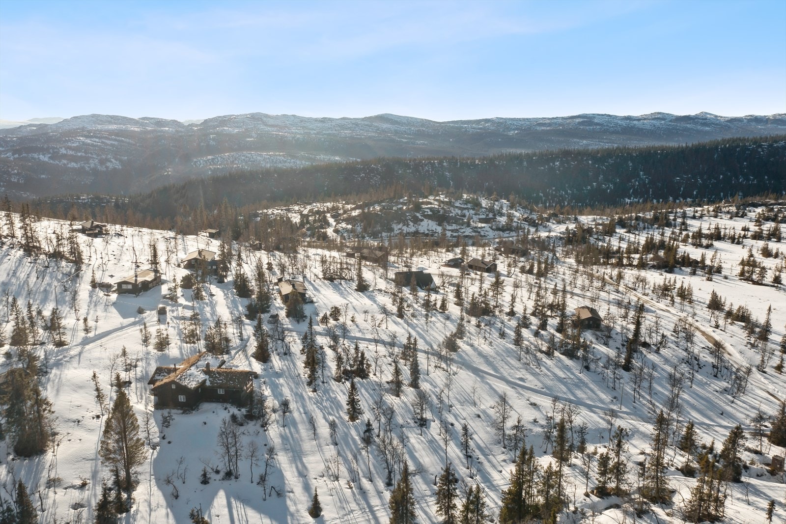 Fra eiendommen er det umiddelbar nærhet til flotte turområder til Gråfjell (1466 moh), Drotningutunatten, Holmvassnatten og Toveseter for å nevne noe. Om vinteren finner du maskinpreparerte skiløyper i et stort løypenett bare 50 m fra eiendommen. Galleribilde
