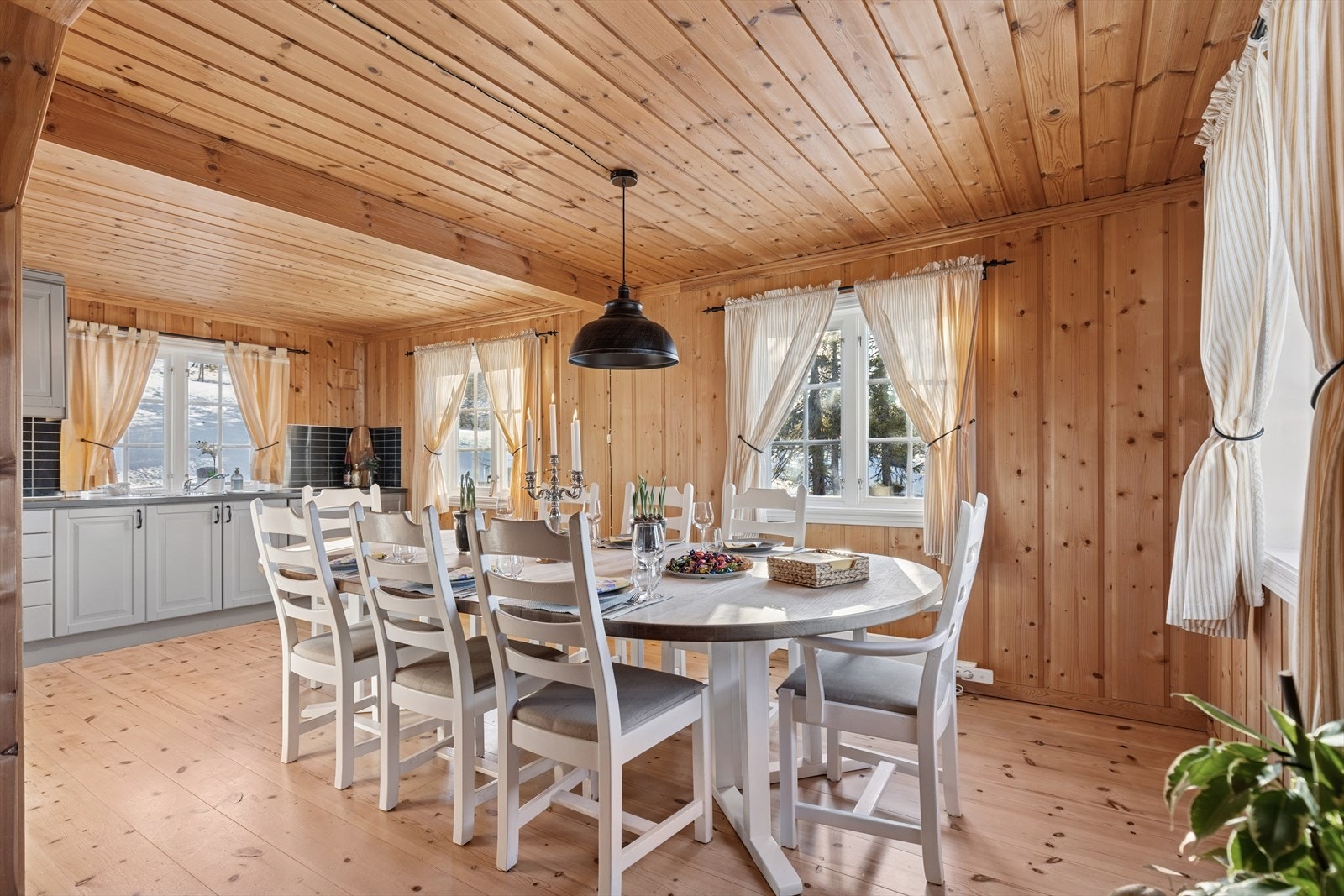 Plass for stort spisebord for hele familien for å samles til hyggelige måltider Galleribilde