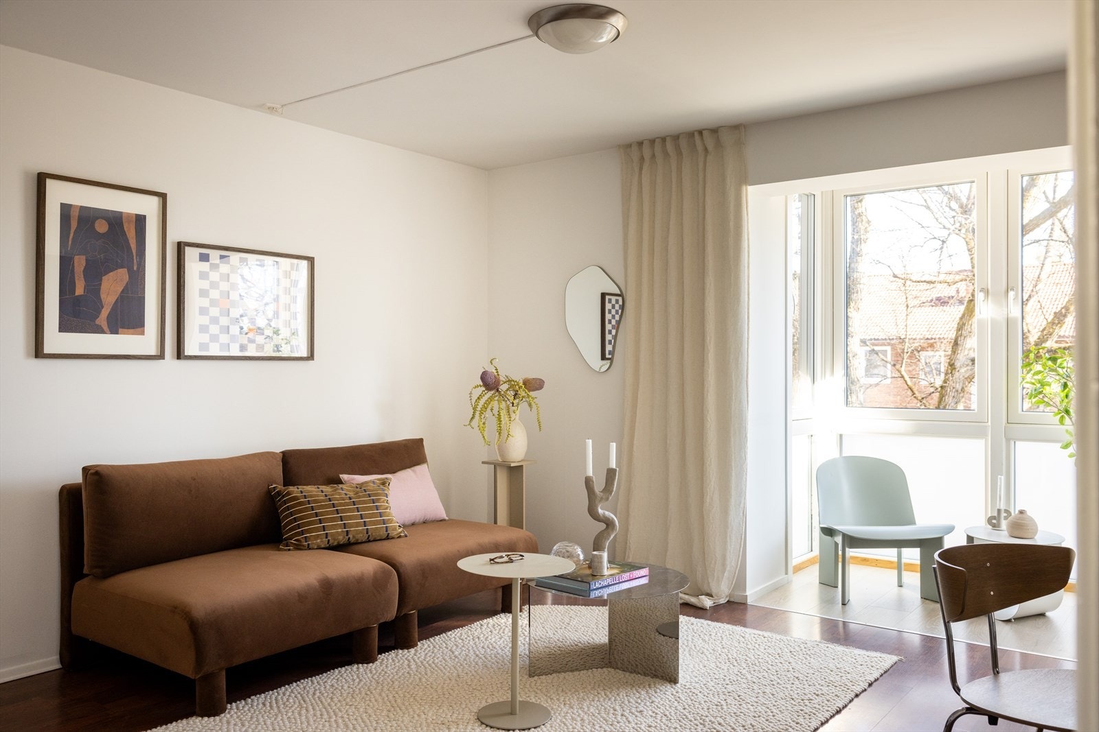 Leiligheten fremstår som lys og luftig med store vindusflater som slipper inn rikelig med naturlig lys Galleribilde