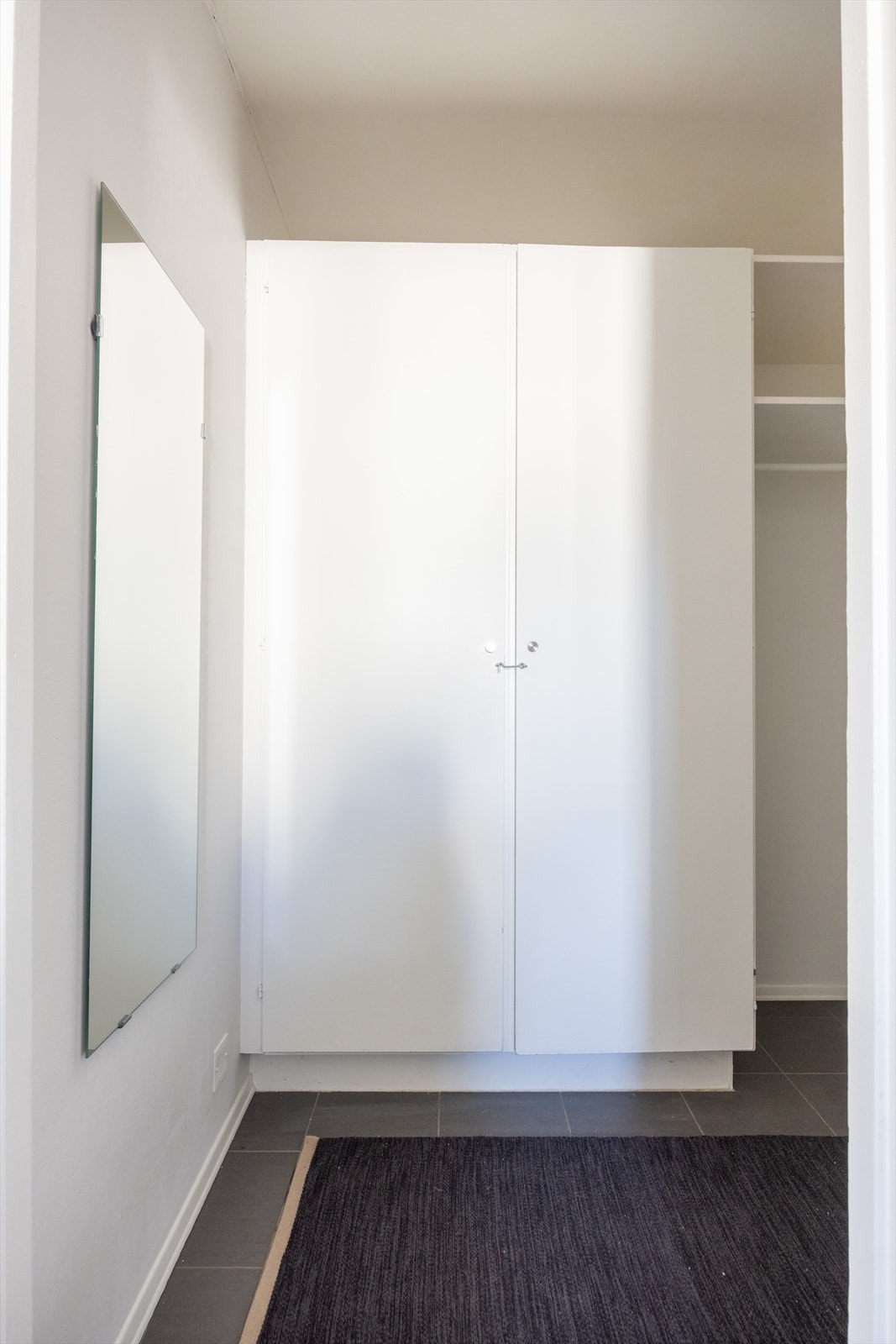 Perfekt for oppbevaring av yttertøy og sko. Her finner du også boligens callinganlegg Galleribilde