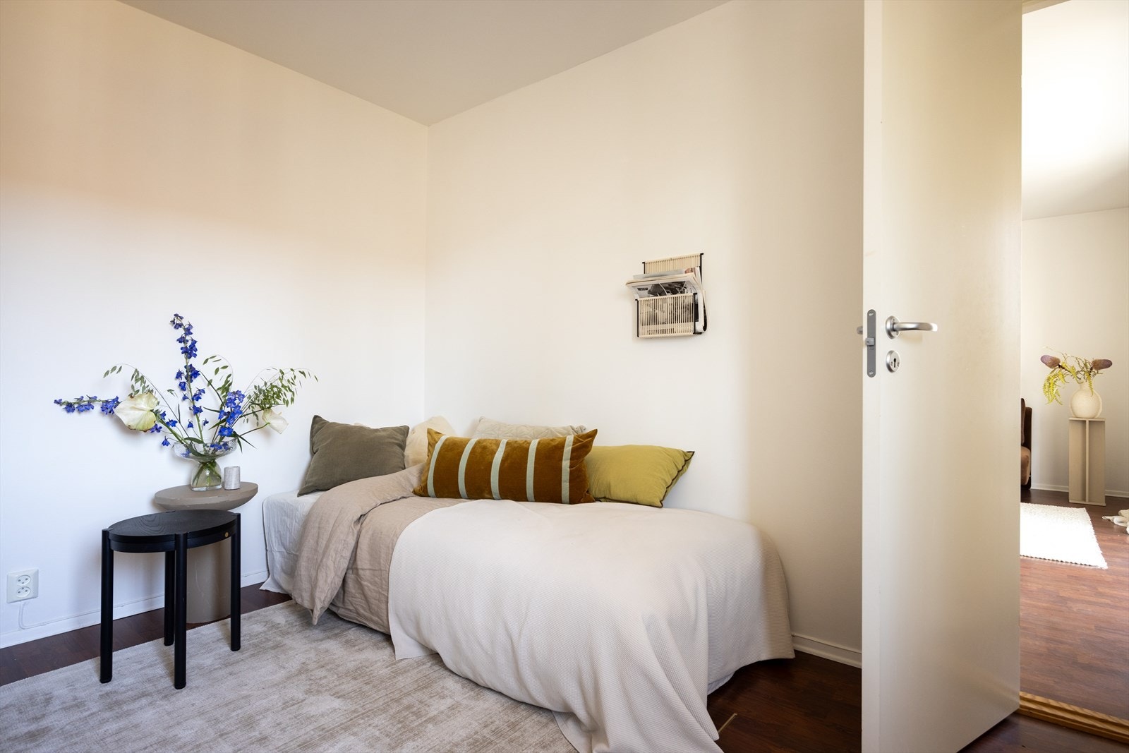 Hyggelig og romslig soverom med god plass til dobbeltseng og garderobeskap Galleribilde