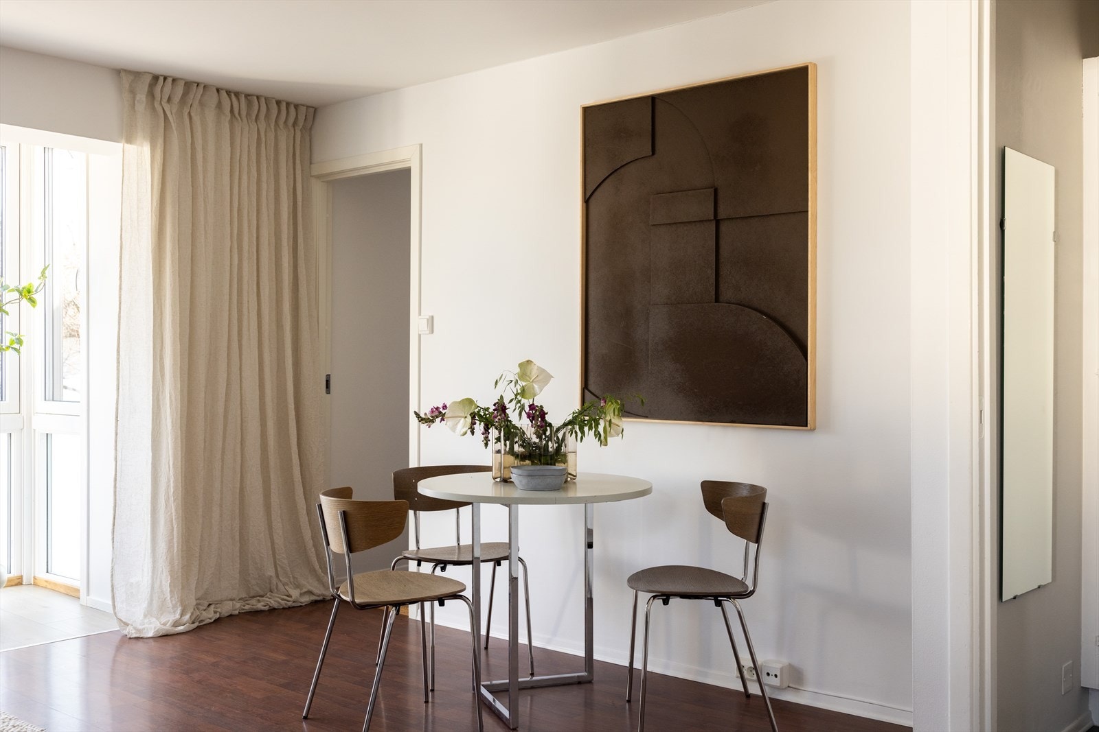 I tillegg til et spisebord med tilhørende stoler Galleribilde