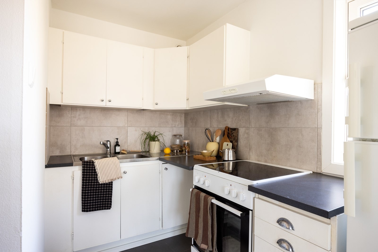 Eldre kjøkken med malt og glatt innredning Galleribilde