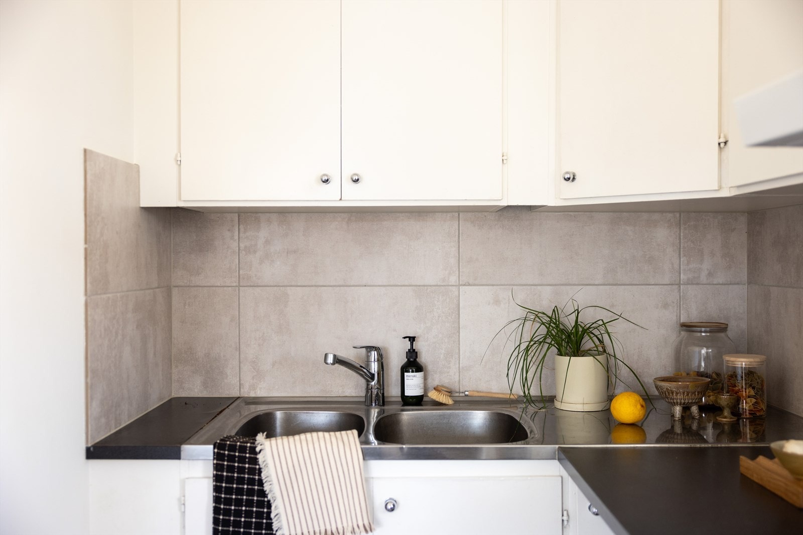 Kjøkkenet er utstyrt med laminat benkeplate, stålbenk med integrert stålkum, komfyr og kjøl/frys. Det er kjøkkenventilator antatt med kullfilter. Galleribilde