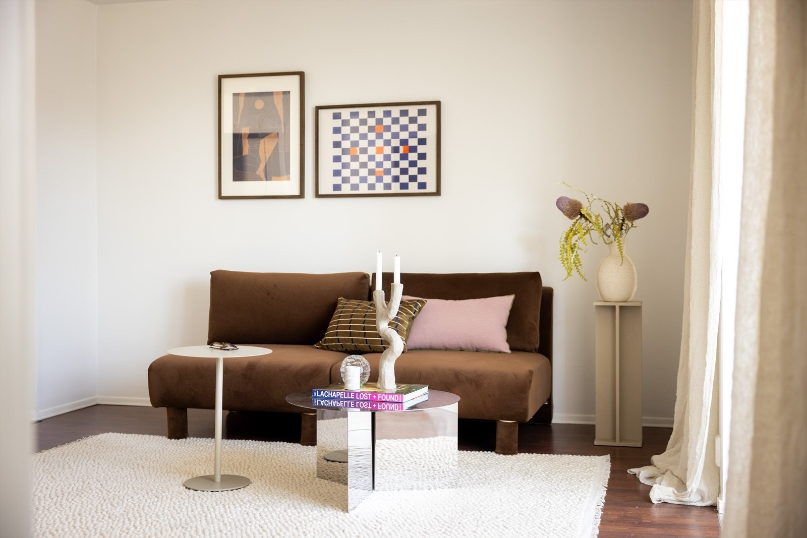 Stuen har god plass til en sofaseksjon med tilhørende stuebord og en underholdningsavdeling Galleribilde