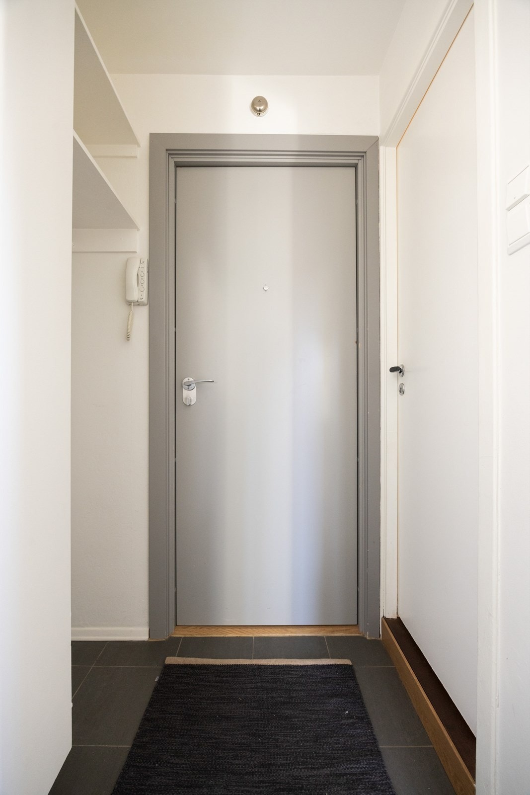 Innbydende og lys entré med plass til et større garderobeskap Galleribilde