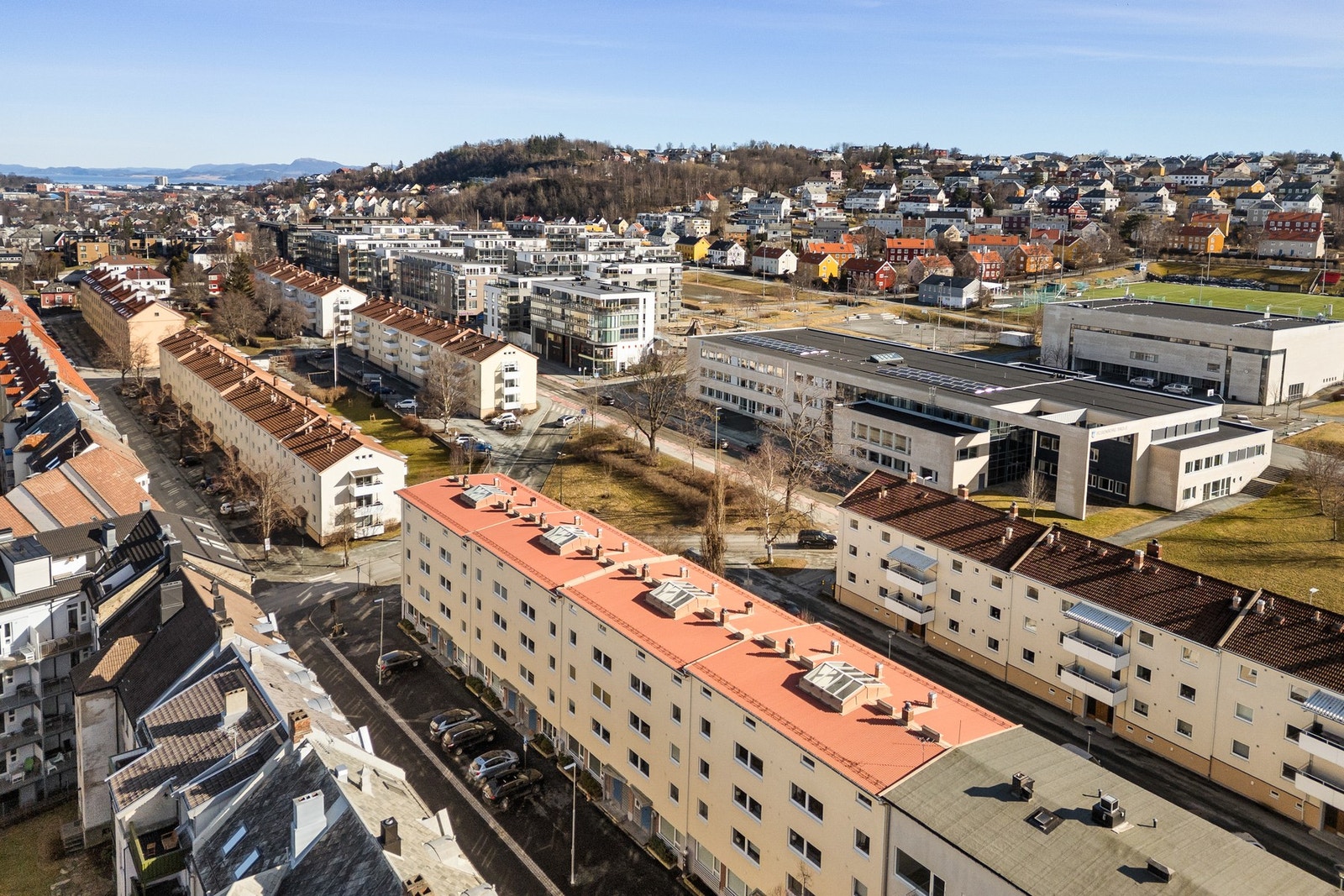 Området har også gode bussforbindelser, flere dagligvarebutikker og Solsiden med sitt yrende folkeliv, restauranter og shoppingsenter kun 10 min gange unna, for å nevne noe. Galleribilde