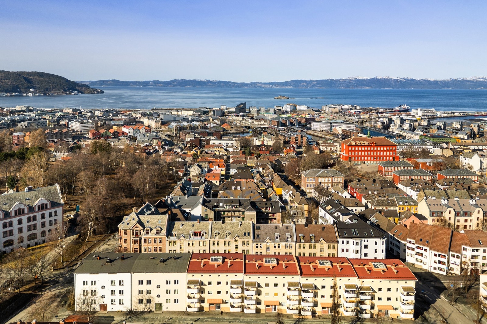 Leiligheten har en svært sentral beliggenhet med nærhet til studiesteder som NTNU, Handelshøyskolen BI og DMMH. Galleribilde