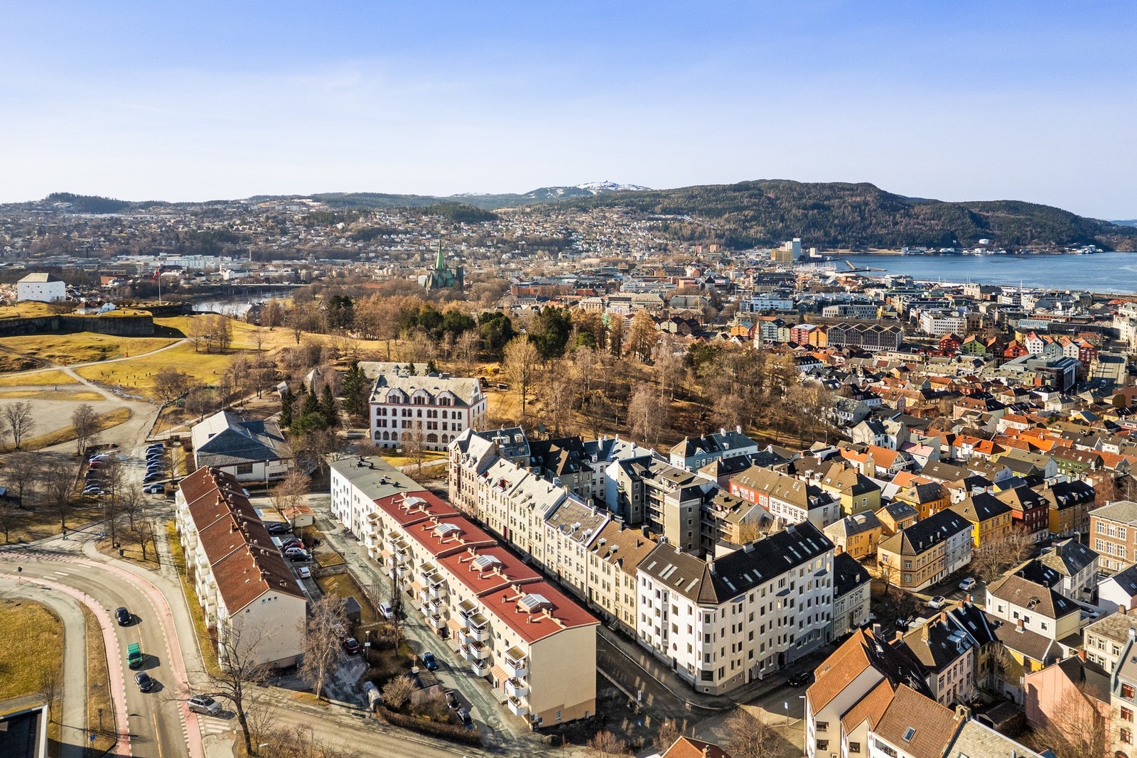 En pen og romslig 2-roms med svært sentral beliggenhet i et ettertraktet område med nærhet til "alt". Galleribilde