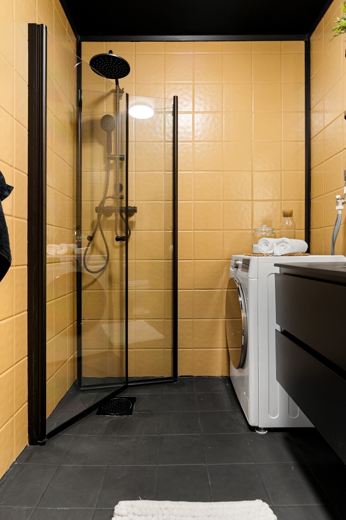 Badet ble i 2023 oppgradert med nye dusjdører, dusjgarnityr og baderomsinnredning. Galleribilde
