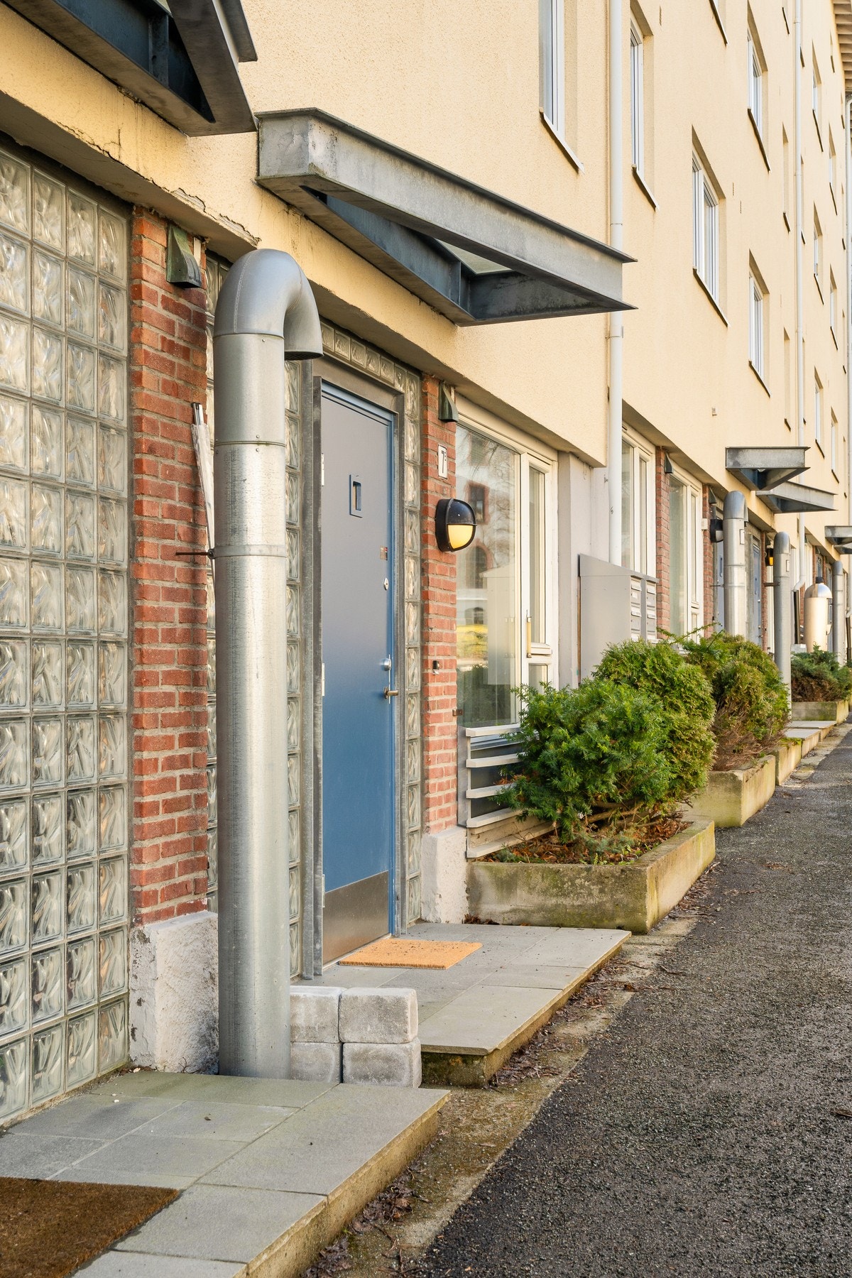 Velkommen inn. Egen inngang i tilbaketrukket gate. Galleribilde