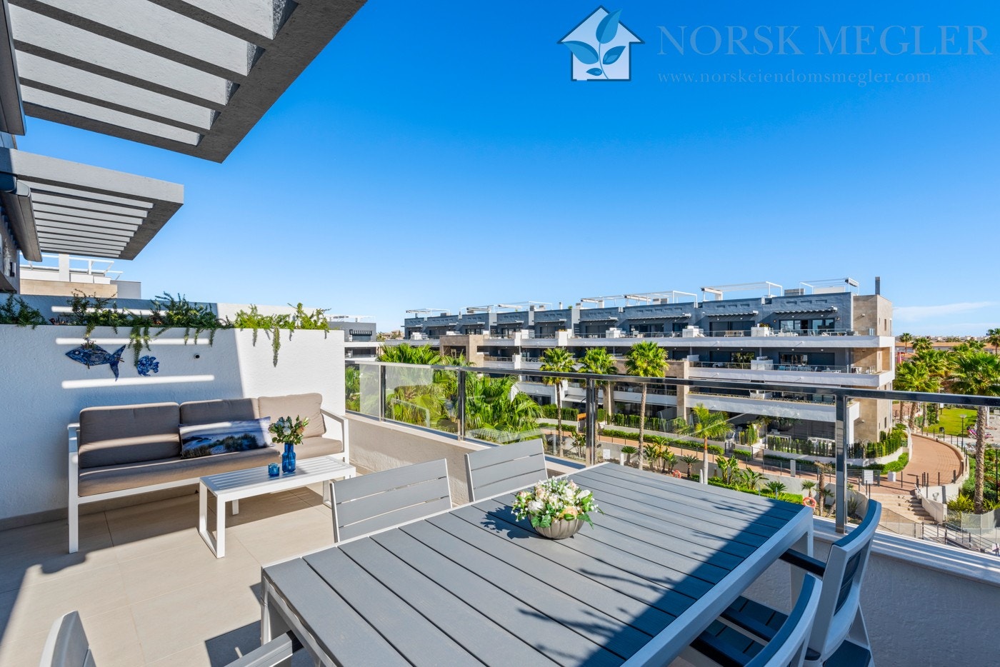 Terrassen ut i fra stuen og ett av soverommene. Her kan man nyte morgenkaffe i solen, og søke skygge på de varmeste sommerdagene. Galleribilde