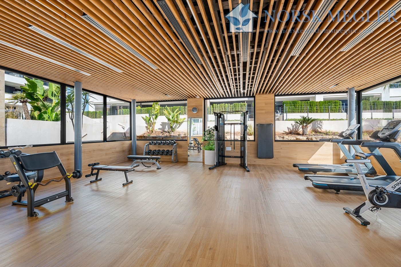 Stort treningsrom med nydelig utsikt. Sauna har man også tilgang til om man booker tid. Galleribilde