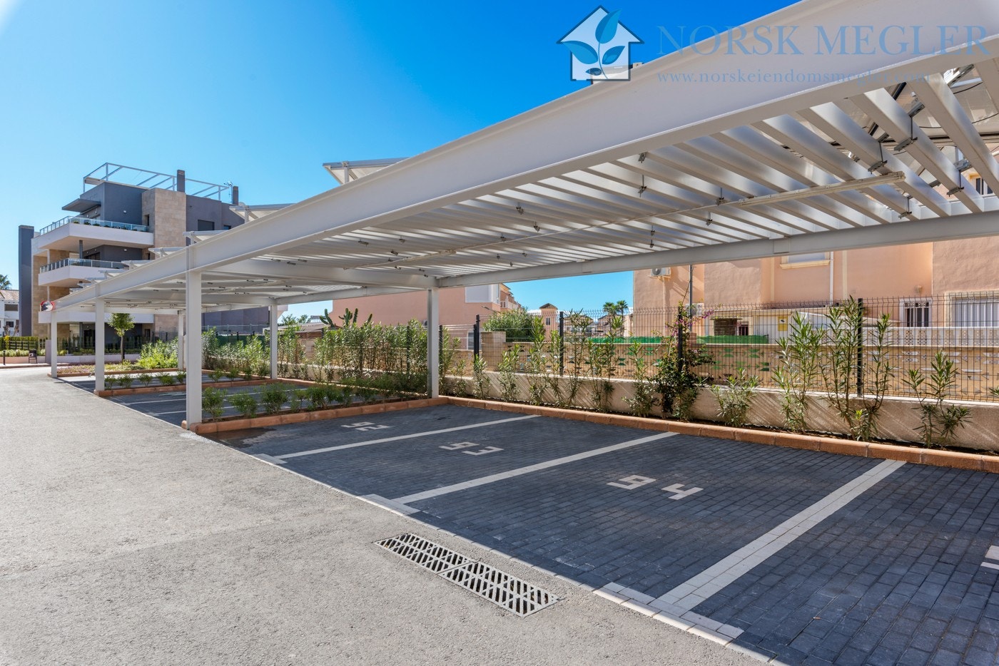 Egen parkeringsplass ute under tak, rett ved heisen. Galleribilde