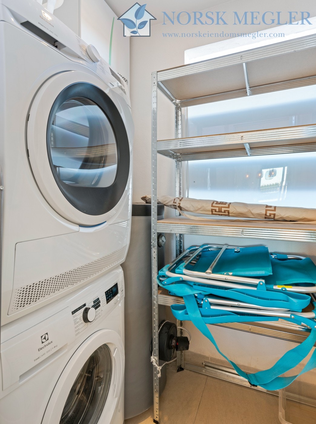 Vaskerom ut fra kjøkken med god oppbevaringsplass. Galleribilde